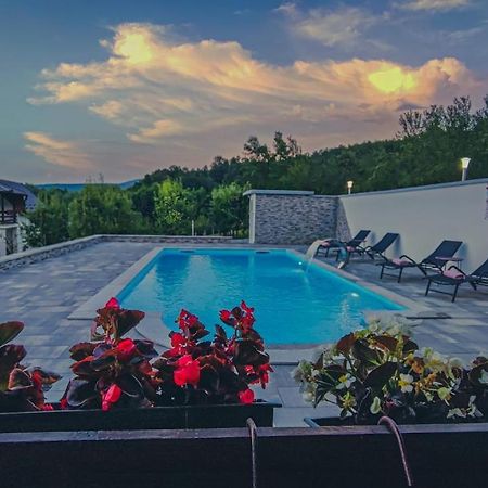 Holiday Home Emir Racic Buitenkant foto